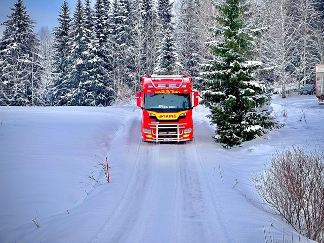 Scania G 500 -liukulavahinausauto talvisella tiellä,